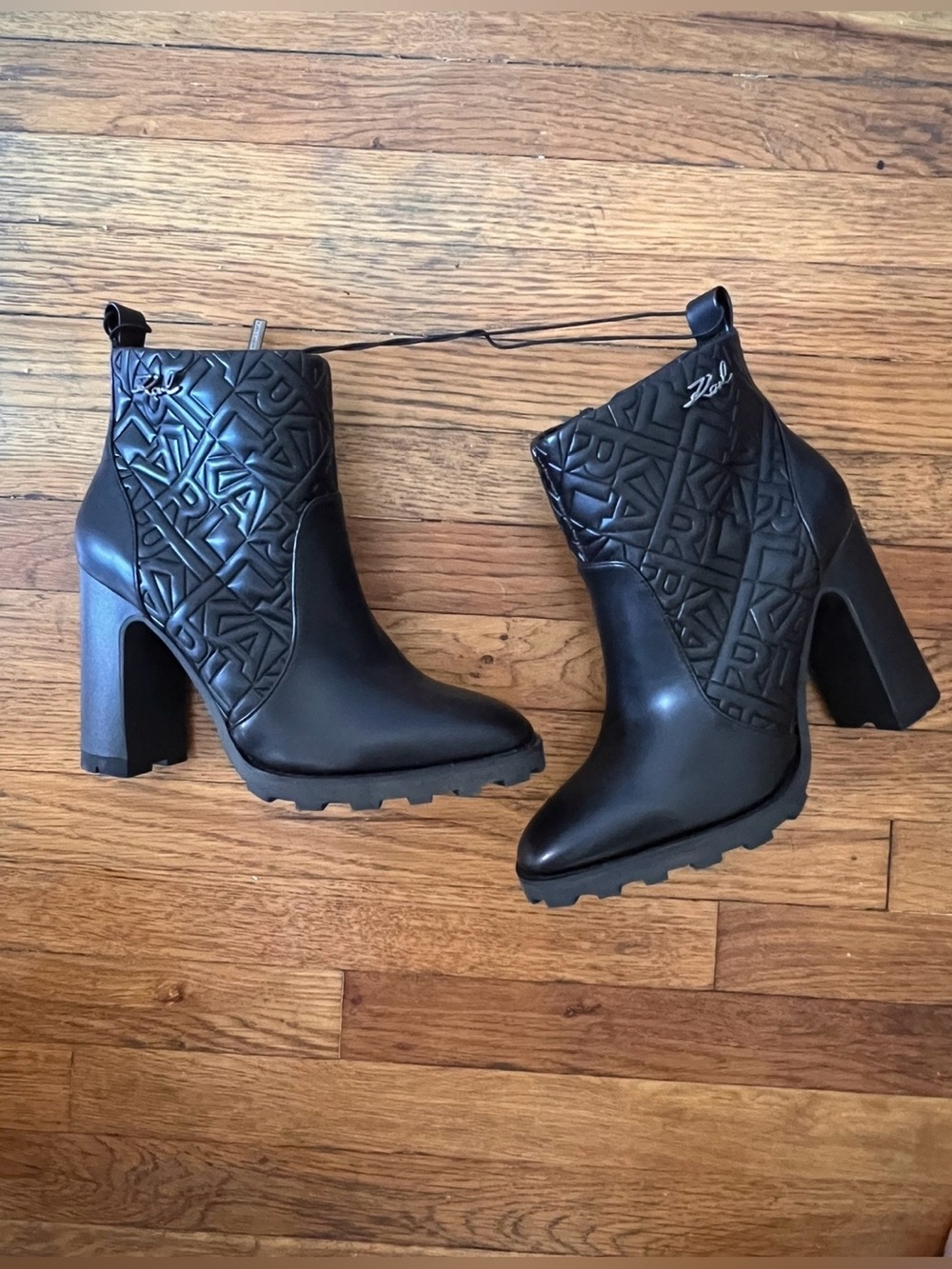 New With Tags Karl Lagerfeld Paris Petria Quilted Black Ankle Boots